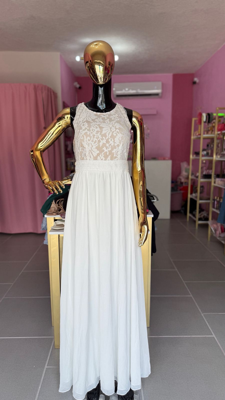 Vestido blanco elegante con diseño tipo bordado