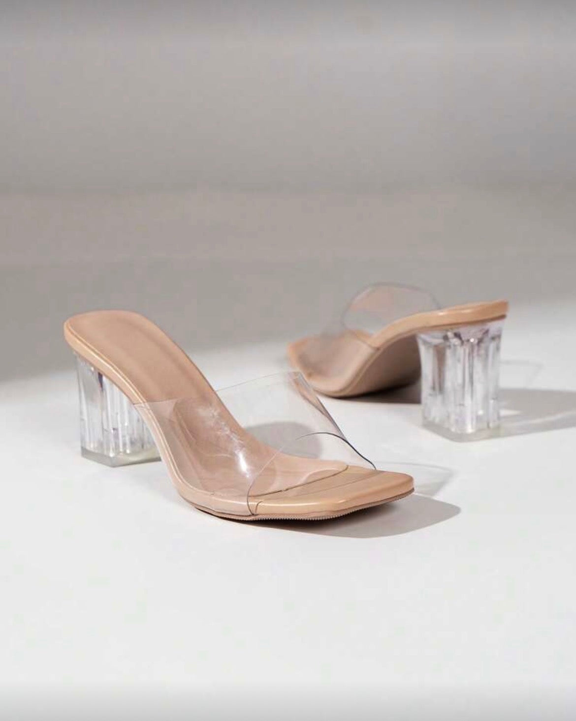 ZAPATILLAS TRANSPARENTES CON TACÓN CUADRADO