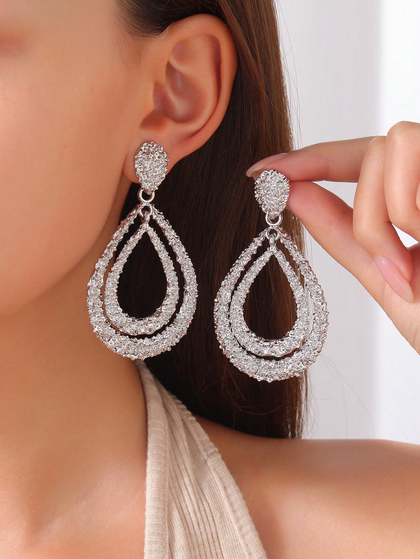 Aretes plateados largos