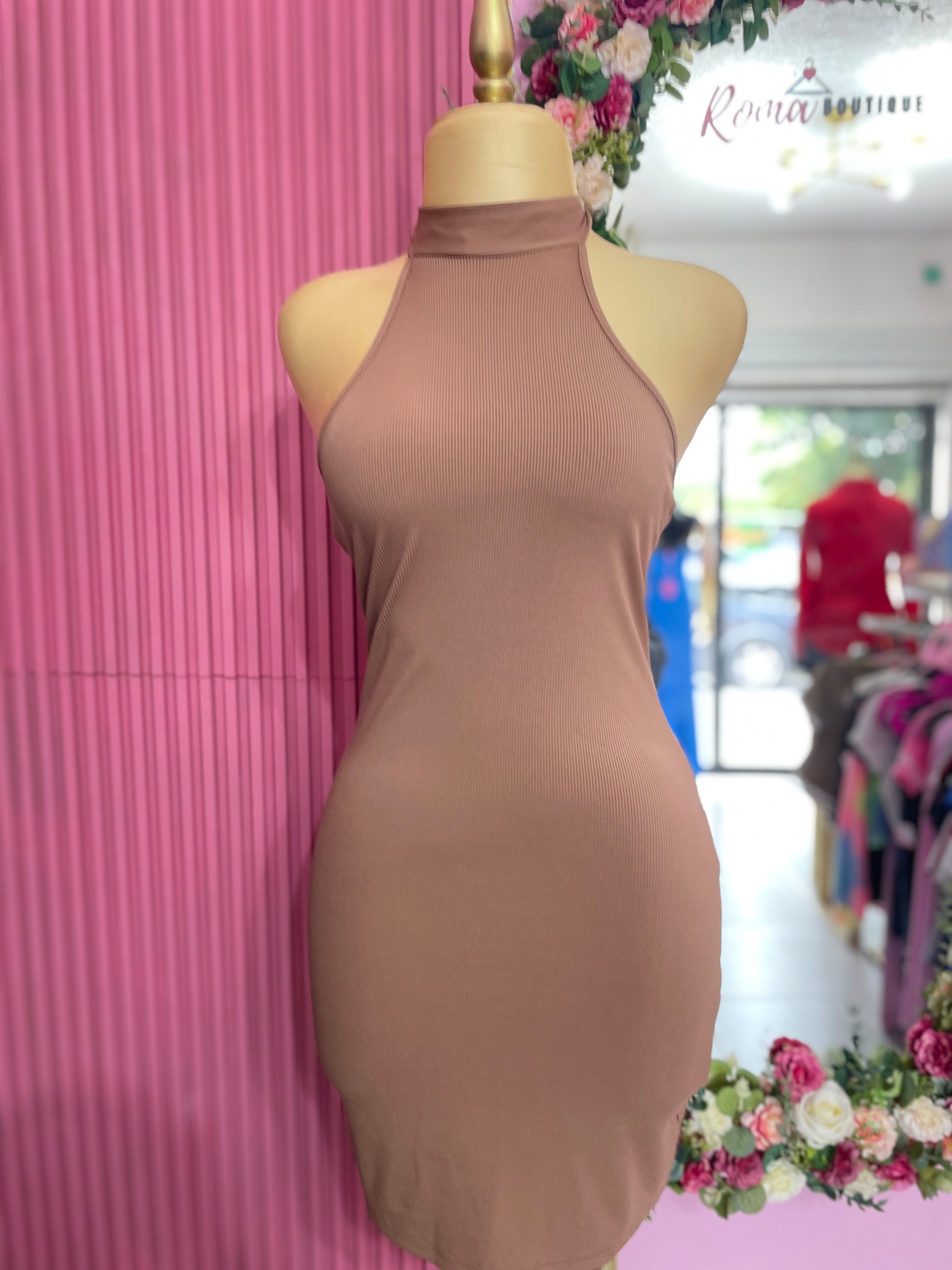 Vestido cafe con cuello alto