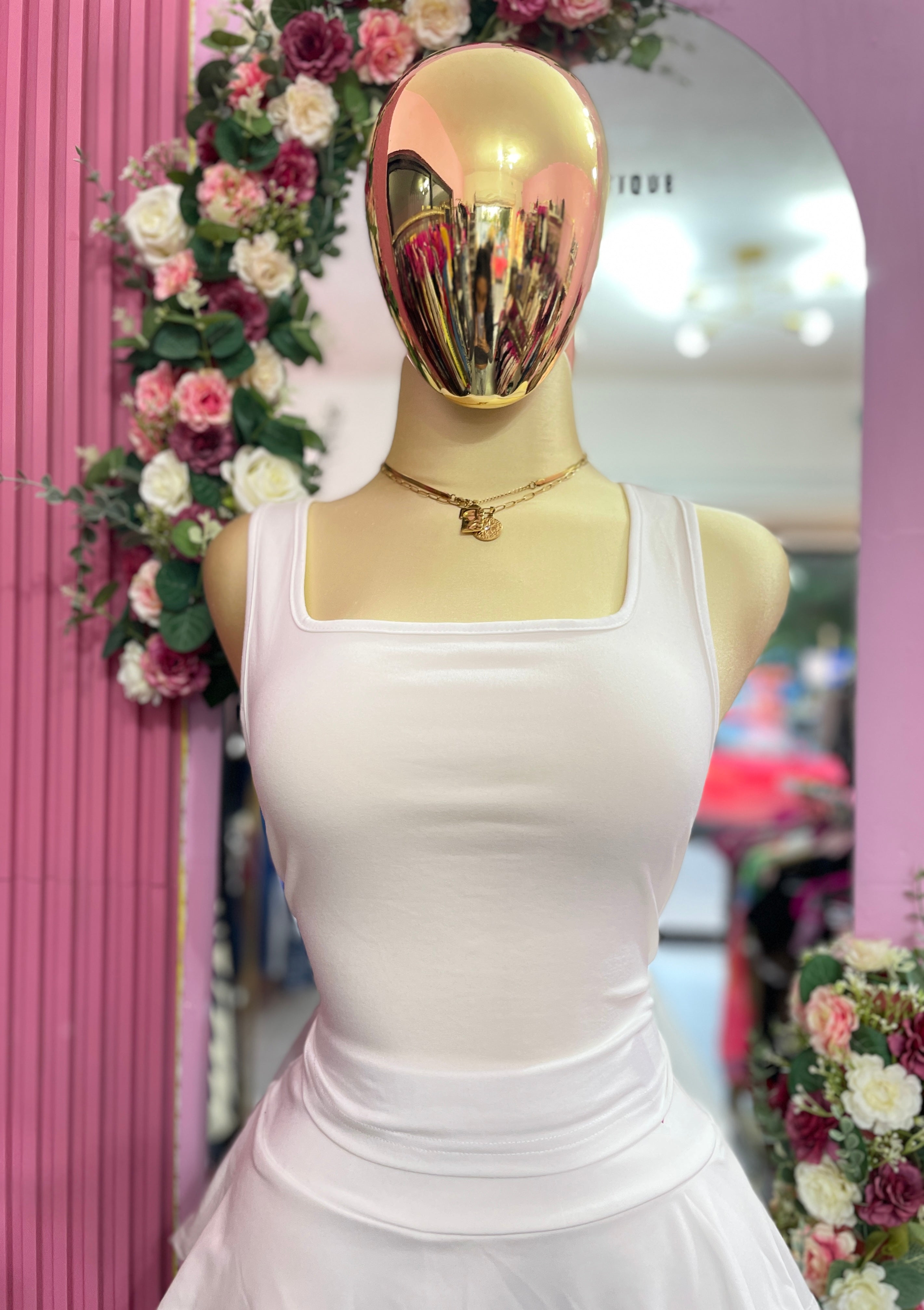 Top casual con corte de cuello cuadrado