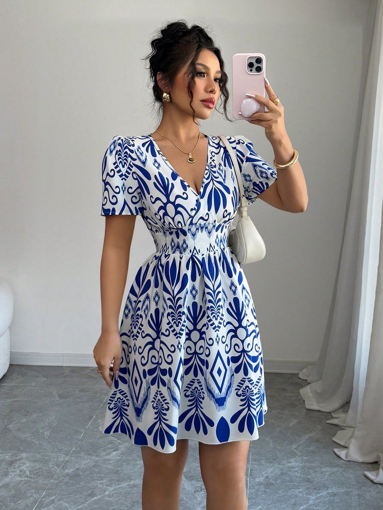 Vestido corto escotado